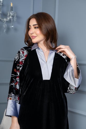 جلابية مخمل بياقة شانتون تفتة و أكمام مخمل مورد