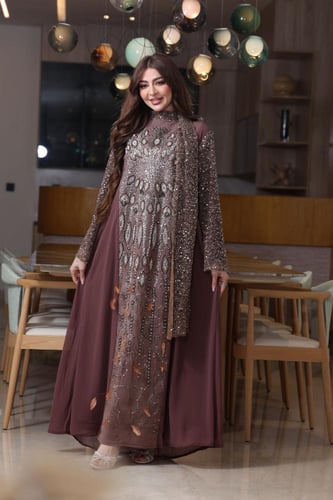 جلابية شيفون مطرزة بإضافة الريش مع اكمام ووشاحين م...