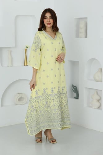 جلابية بخامة قطن سويسري وتطريز ممزوج بالكرستالات ب...