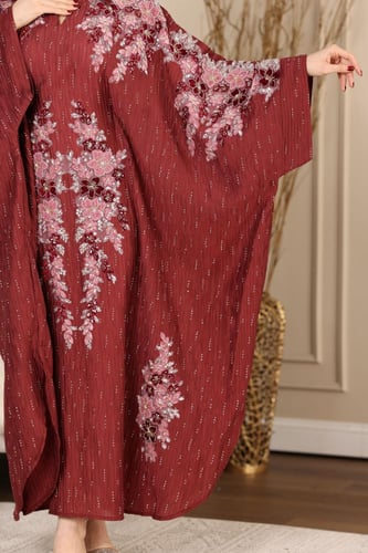 جلابية بخامة كريب مجعد برقبة قلاب ممزوجة بكلفة مخم...