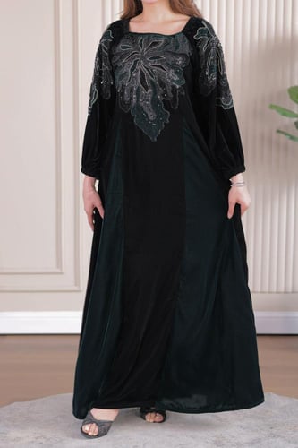 جلابية مخمل بكلفة مطرزة في الصدر والاكتاف