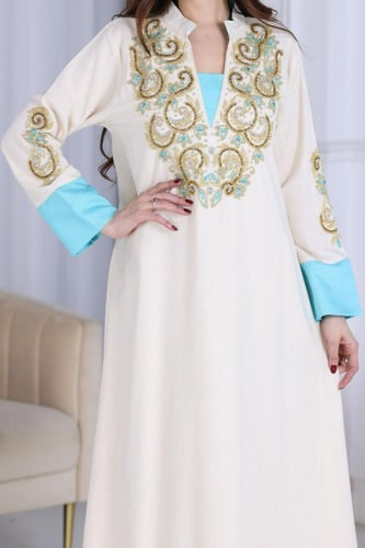 جلابية لينن بتطريز شك يدوي فاخر في الصدر