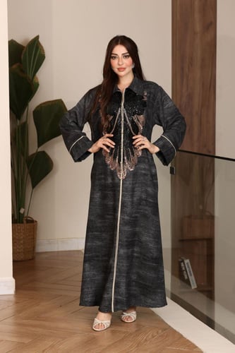 جلابية كريب مخلوط برقبة قلاب وكلفة مطرزة في الصدر