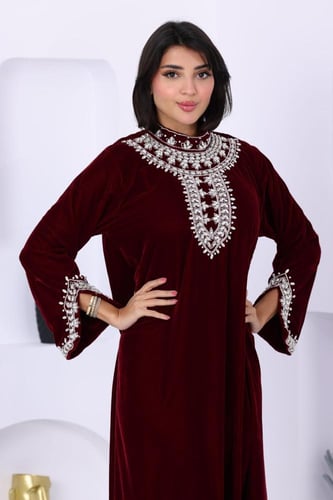 جلابية مخمل بتطريز شك كرستال في الصدر و الاكمام