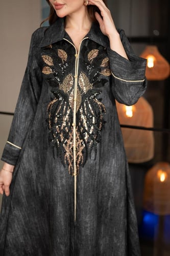 جلابية بكلفة مطرزة في الصدر ورقبة قلاب