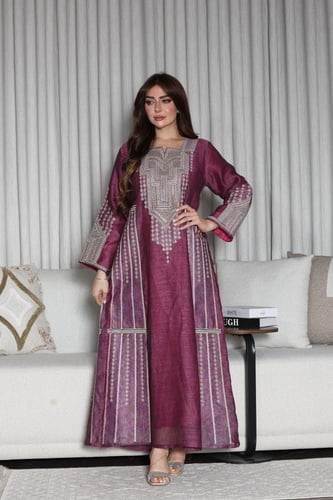 جلابية لينن خيش بتطريز عسيري وألوان صيفية زاهية