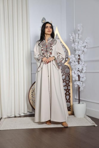 جلابية بخامة باربي بتطريز راقي في الرقبة والكم وإض...