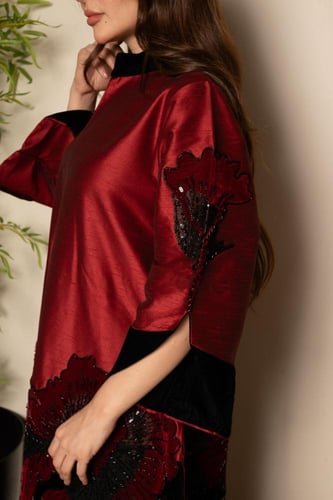 جلابية مخمل ممزوجة بخامة تفته واقفة وكلفة مطرزة في...