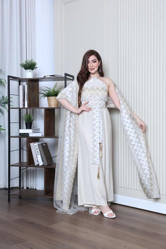 طقم افرول جميل مع شال طويل ابيض وذهبي متصل بتل في...