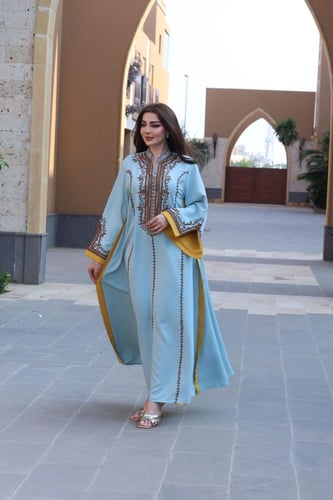 جلابية بخام باربي وتطريز أنيق في الصدر و الاكمام