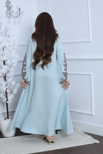 جلابية بخامة باربي بتطريز راقي في الرقبة والكم وإض...