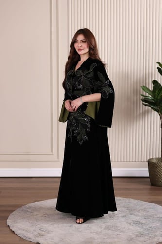 جلابية مخمل بتطريز مورد