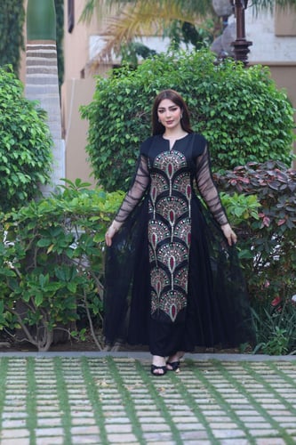 جلابية لينن مطرزة مدمجة بالتل وربطة جميلة في الاجن...