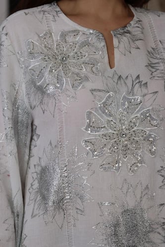 جلابية لينن خيش مبطنة بتطريز في الصدر