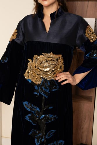 جلابية مخمل ممزوجة بخامة التفتة في الصدر وتطريز من...