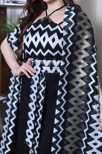 طقم افرول جميل مع شال طويل ابيض وذهبي متصل بتل في...