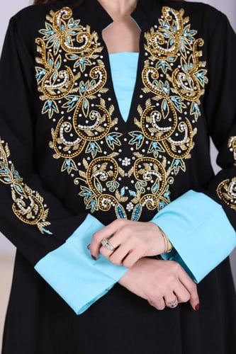 جلابية لينن بتطريز شك يدوي فاخر في الصدر