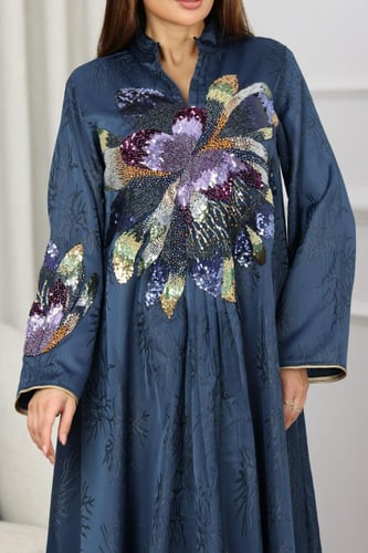 جلابية جاكار بتطريز الترتر في الصدر والكم