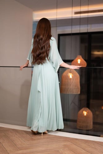 جلابية جورجيت كسرات بكلفة تطريز الطاووس في الوسط