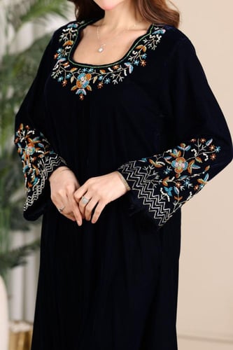 جلابية مخمل بتطريز شك يدوي في الرقبة والاكمام