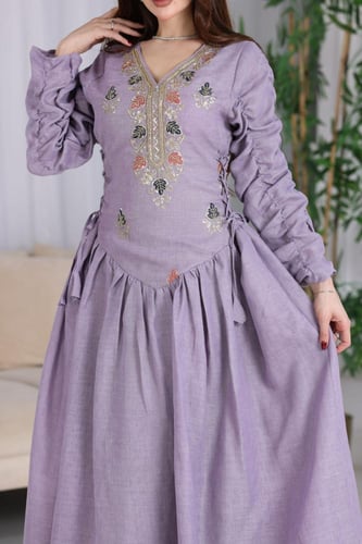 جلابية لينن كويتية بتطريز شك وحبال في الجوانب