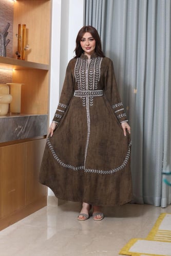 جلابية بكلفة مطرزة وحزام خارجي