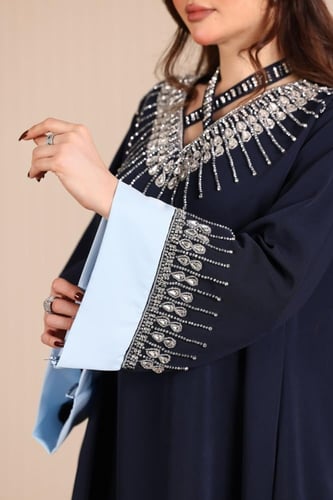 جلابية بخامة باربي مطرزة بالكرستال في الصدر و الاك...