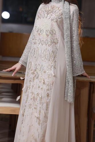 جلابية شيفون مطرزة بإضافة الريش مع اكمام ووشاحين م...