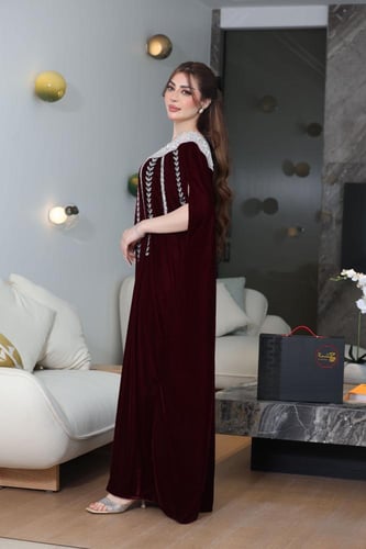 جلابية مخمل فراشة بتطريز كرستالات في الرقبة