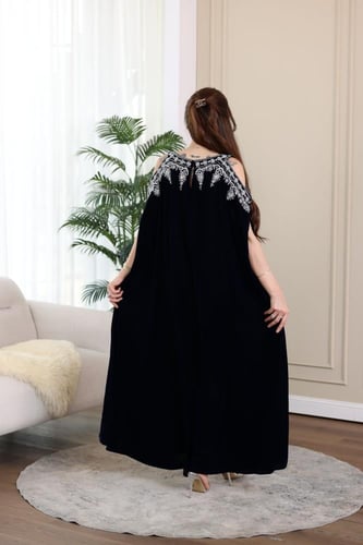 جلابية مخمل استقبال مطرزة باللول والكرستال وفتحة ف...