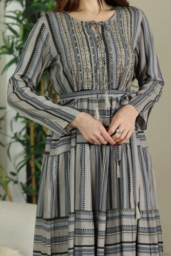 جلابية رايون قطن مقلمة بتطريز خفيف في الصدر