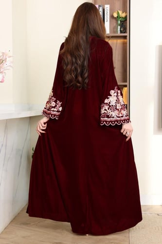 جلابية مخمل بتطريز شك و كمبيوتر في الاكمام والصدر