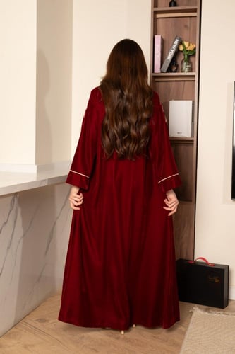 جلابية مخمل برقبة قلاب و تطريز في الصدر والكمام