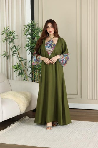 جلابية لينن ممزوجة بالترتر في الصدر و الاكمام