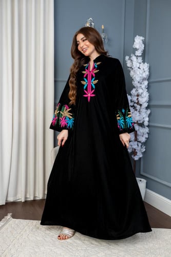 جلابية مخمل بتطريز ملون جميل في الصدر والاكمام