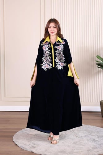 جلابية مخمل قلاب بكلفة تطريز ترتر موردة في الصدر