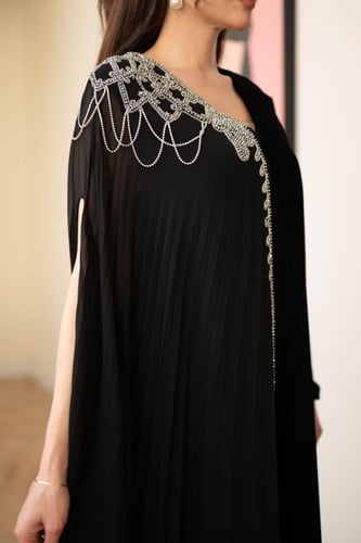 جلابية مخمل بتدخيلة الجورجيت كلوش وتطريز في الكتف