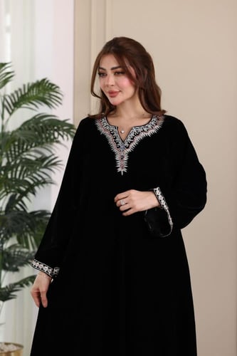 جلابية مخمل بتطريز كمبيوتر في الصدر والظهر وإضافة...