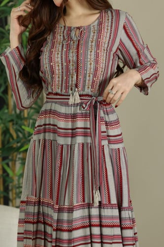 جلابية رايون قطن مقلمة بتطريز خفيف في الصدر