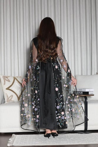 جلابية قطعتين ساتان داخلي و رداء من التل المطرز ال...