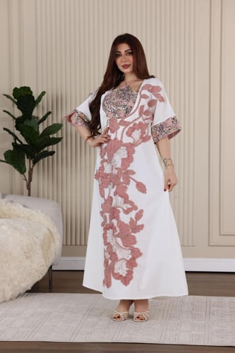 جلابية باربي ممزوجة بالترتر في الصدر وبأكمام قصيرة