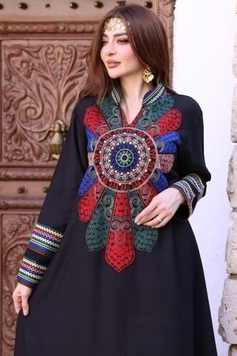 جلابية كريب بحريني مطرزة بألوان جميلة