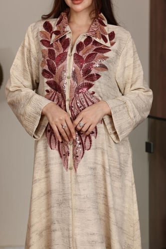 جلابية بكلفة مطرزة في الصدر ورقبة قلاب