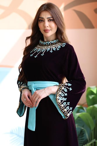 جلابية مخمل خناقي بتطريز شك يدوي كرستالات