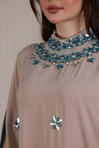 جلابية شيفون مطرزة بالكرستال وأكمام مفتوحة