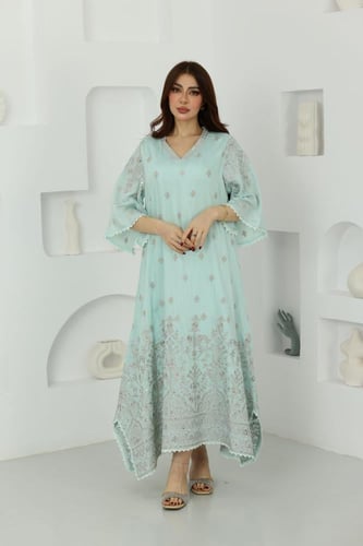 جلابية بخامة قطن سويسري وتطريز ممزوج بالكرستالات ب...