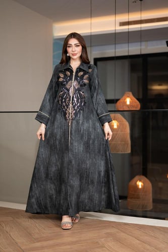 جلابية بكلفة مطرزة في الصدر ورقبة قلاب