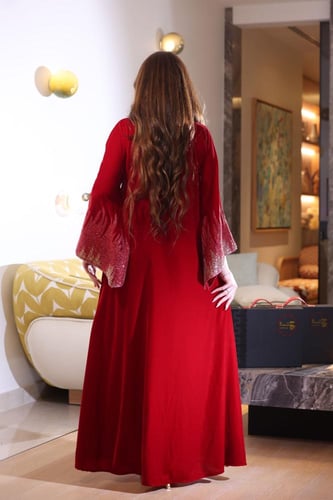 جلابية مخمل مدمجة بالتل المطرز بالخرز والترتر