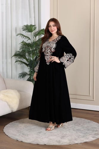 جلابية مخمل بتطريز شرقي مميز