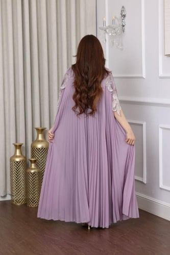 جلابية جورجيت كسرات بكلفة تطريز طاوؤس في الكتف